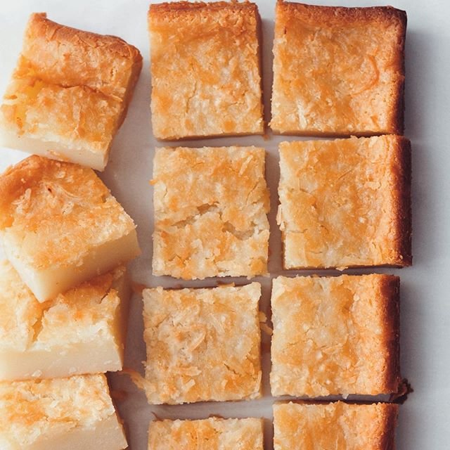 Me whispering in your ear: go for the edge pieces. They’re crispy. 😛 I’m excited to share the recipe for Butter Mochi from my good friend @alanakysar’s #alohakitchencookbook. 🌺🌴 It’s homey and not fussy. Alana says “it’s not meant to be pretty.” It’s also really easy to make. The hardest part is waiting for it to cool. How-to in IG stories. Recipe link in my profile.