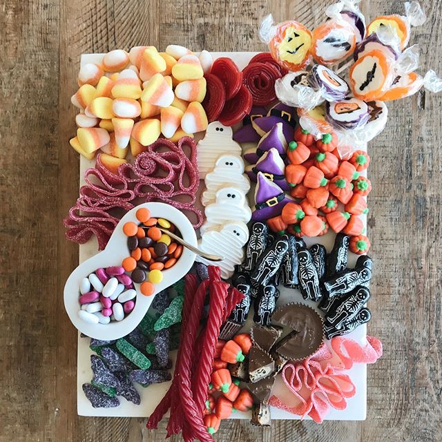 We made this beyond adorable candy board @williamssonoma that is Instagram gold, but IRL I only want two things on my board: mini Twix and crispy M&Ms. Oh but the candy corn gummies are YUM. What’s your favorite Halloween candy? 🎃 We made this beyond adorable candy board @williamssonoma that is Instagram gold, but IRL I only want two things on my board: mini Twix and crispy M&Ms. Oh but the candy corn gummies are YUM. What’s your favorite Halloween candy? 🎃