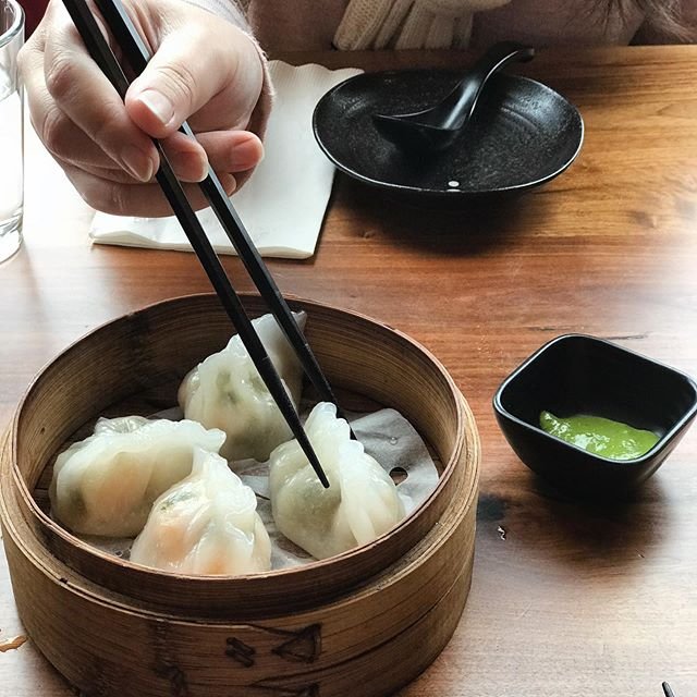 I consider myself a dim sum purist. NO dipping 🙅🏻‍♀️ ha gow in anything, but I’ll make an exception for the trendy cilantro sauce. 💚 So many places are serving it this way. Side note: I had my sister hold chopsticks 🥢 correctly for this photo but honestly, neither of us knows how to pick up food that way. We do the criss cross ❌ or sometimes I jab my food. 😅