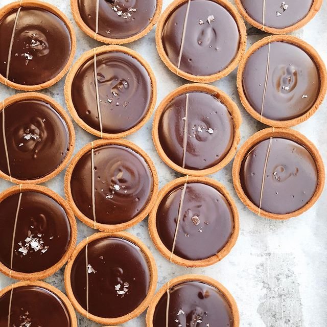 🤩🤩 glossy houjicha caramel chocolate tarts from @konbi pastry chef @buns_and_puns. What an incredible turnout at the @plannedparenthood bake sale by @zunicafe + @guittardchocolate. Brought together 40 pastry chefs from SF + LA and I finally got to meet Jen Yee # 3 who is in pastry. 😁 You can see wayyy more pics in my IG story. 🤩🤩 glossy houjicha caramel chocolate tarts from @konbi pastry chef @buns_and_puns. What an incredible turnout at the @plannedparenthood bake sale by @zunicafe + @guittardchocolate. Brought together 40 pastry chefs from SF + LA and I finally got to meet Jen Yee # 3 who is in pastry. 😁 You can see wayyy more pics in my IG story.