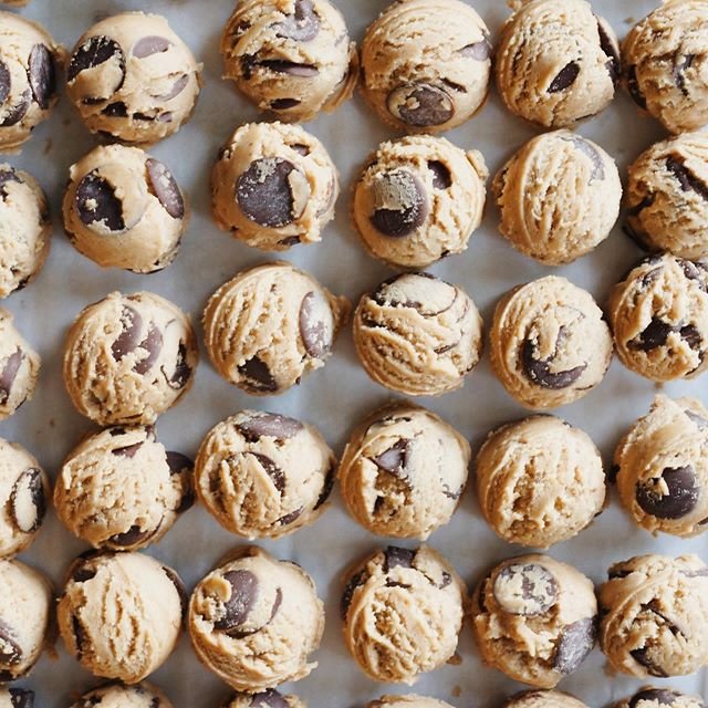 To get my sister through the rest of her pregnancy, I made her an entire half sheet pan of “it’s for the baby” 👶🏻 cookie dough. Requested via GIF. Swipe. 👉👉 Apparently we don’t text with words anymore. 🦁