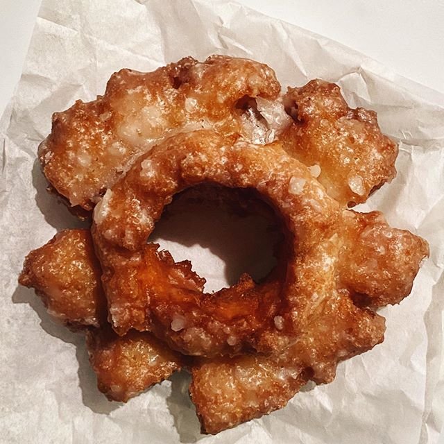 ODE TO A GLAZED OLD-FASHIONED. Treating myself at 9pm on Sunday because I spent my whole day working. The best thing about a glazed old-fashioned are the wings. I eyed this one specifically in the window and hoped the cashier would give it to me. I didn’t want to ask. I admired its wing span and nice craggily edges. Also look at how the glaze is perfectly crusty. I like to break off each of the four wings and eat them first. The middle is oddly less satisfying but still delicious. Wing breakage in my stories. 😛 @bobsdonuts