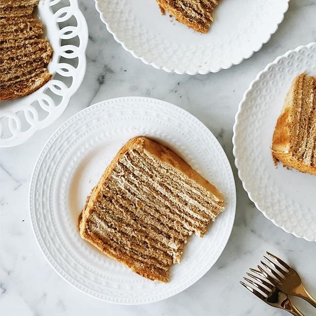 I wish 3-year-old me had Russian Honey Cake for my birthday. ✨🍯 Can’t wait to make it again this holiday season. For the recipe, @20thcenturycafesf pastry chef Michelle Polzine has a couple versions out there but she says the most up-to-date is on the @sfchronicle_food site.